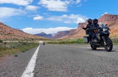 Des sommets des 'Rockies' aux parcs de l'Ouest à moto
